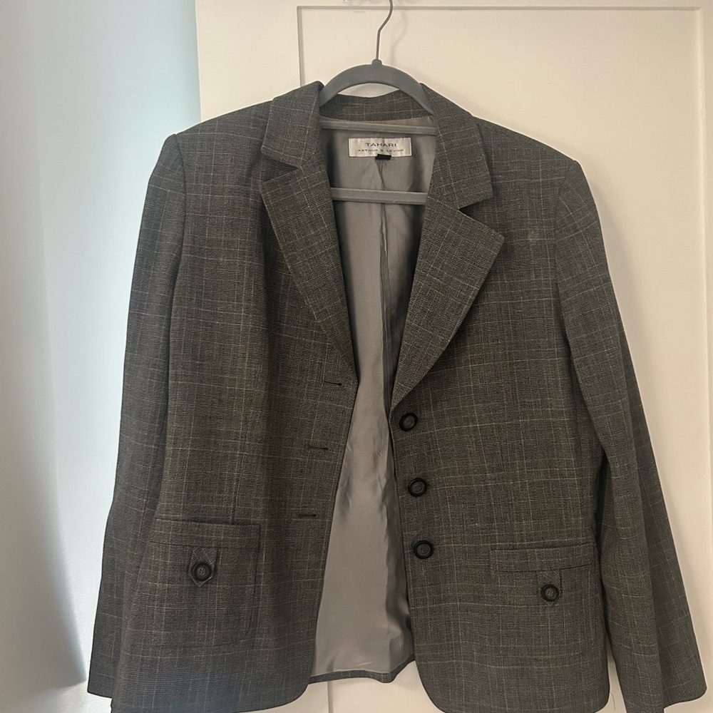 Woman’s Tahari Gray Blazer Size 14